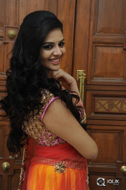 Sreemukhi-at-Basthi-Movie-Audio-Launch